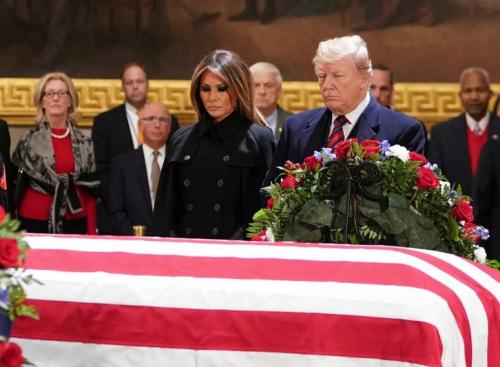  عکس/ ادای احترام ترامپ به جنازه جرج بوش پدر
