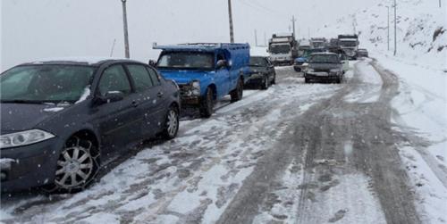 بارش برف در ارتفاعات هراز و فیروزکوه/ترافیک نیمه سنگین در محورهای شرق استان
