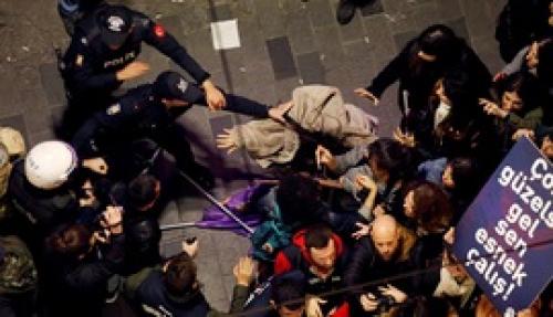 عکس/درگیری پلیس ترکیه وتظاهرکنندگان درروزجهانی زن