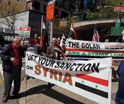 عکس/ تظاهرات سوری‌ها مقابل ساختمان سازمان ملل