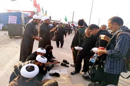 خدمات روحانیون به زائران حسینی/از پاسخگویی به شبهات تا واکس زدن کفش آنها
