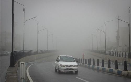 مه گرفتگی همراه با بارش باران در جاده‌های کشور