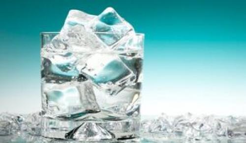  نوشیدن آب یخ با بدنتان چه می‌کند؟ 
