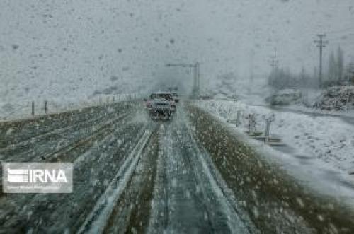 بارش برف و باران در جاده‌های ۱۶ استان