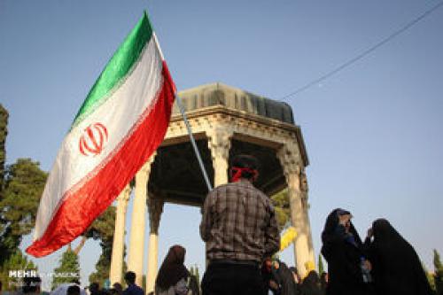 «انقلاب اسلامی» کار حافظ و سعدی بود؟!