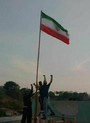 اهتزاز پرچم ایران در پایتخت ونزوئلا+ تصاویر