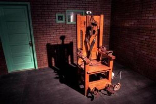 اعدام نوجوان بی‌گناه با صندلی برقی!+ فیلم