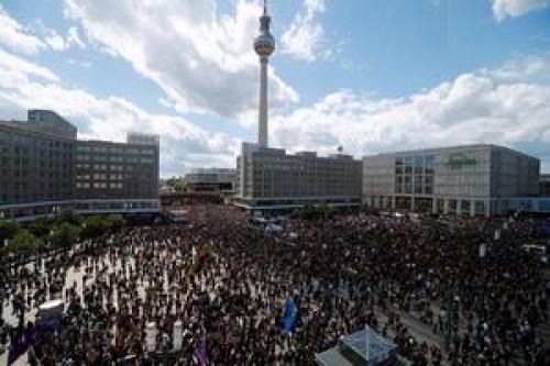  فیلم/ زنجیره انسانی علیه نژادپرستی در برلین