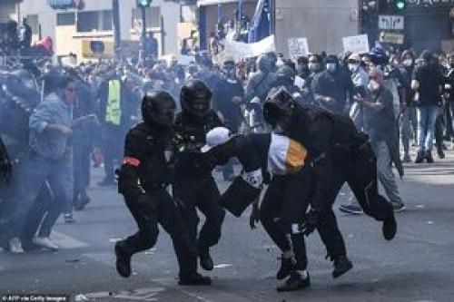  فیلم/ حمله عجیب پلیس فرانسه به یک معترض!