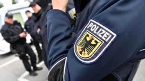 اینبار زانوی پلیس آلمان روی گردن مظنون قرار گرفت 
