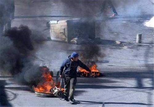 در تونس کامیون آتش نشانی به آتش کشیده شد