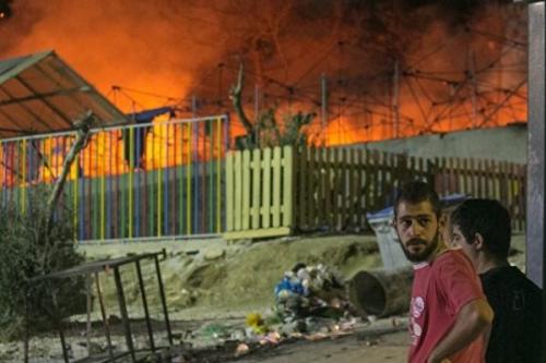 کمپ مهاجران در یونان درگیر حریق شد