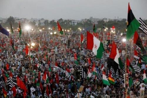 تظاهرات ده‌ها هزار پاکستانی 