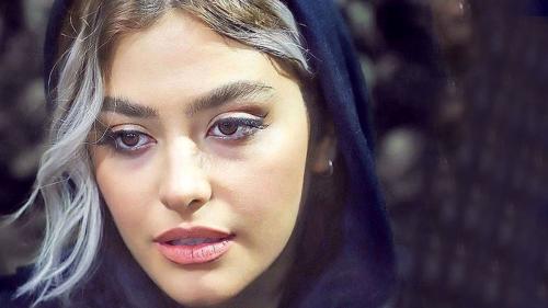  چهره داغون و بدون آرایش ریحانه پارسا در مهاجرت از ایران + عکس