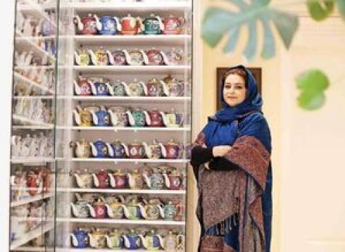 زن ایرانی با کلکسیونی از ۱۵۰۰ قوری