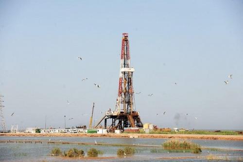 فوران نفت در آب خوزستان صحت ندارد