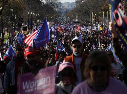  فیلم/ حمله حامیان ترامپ به مخالفان در واشنگتن