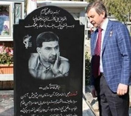 احترام فضانورد روس به پدر موشکی ایران/عکس