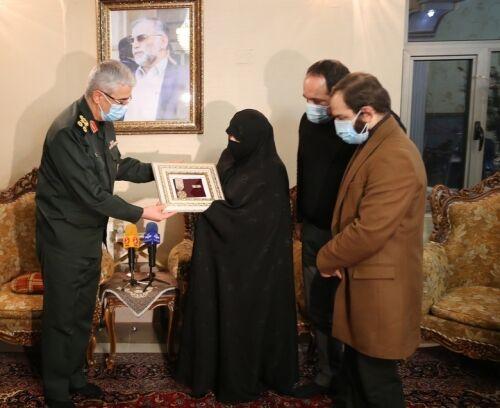 اعطای نشان «درجه یک نصر» به خانواده شهید فخری‌زاده/ مزین به امضاء رهبر انقلاب