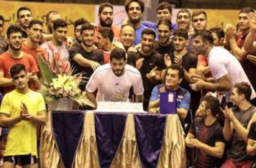  برگزاری جشن تولد حسن یزدانی در اردوی تیم ملی