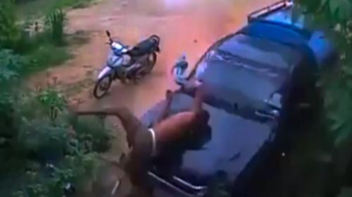 تصادف خوفناک خودروی شاسی بلند با یک موتورسوار + فیلم 