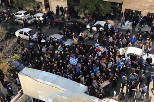  تجمع اعتراضی هواداران استقلال مقابل باشگاه