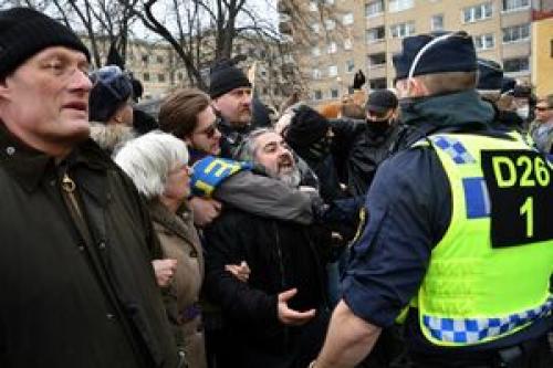 برخورد خشن پلیس سوئد با معترضان