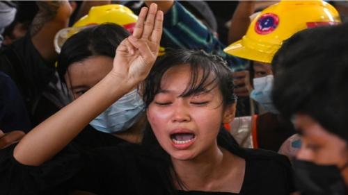 ادامه درگیری پلیس با معترضان در میانمار