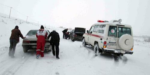 امدادرسانی به خودروهای گرفتار در برف 