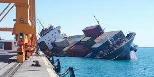  غرق شدن کشتی در اثر سقوط جرثقیل + فیلم