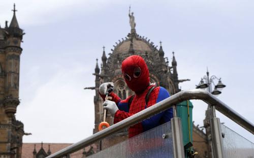 مرد عنکبوتی برای نجات شهر بمبئی