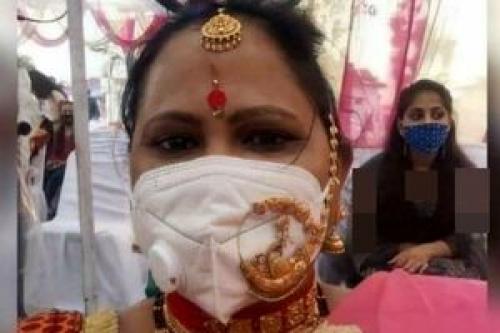 ماسک عجیب یک زن در مراسم عروسی!+عکس