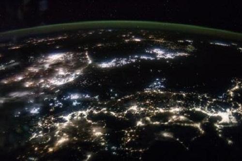  کره زمین شب هنگام از منظر ایستگاه فضایی بین‌المللی+فیلم