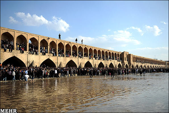 ویدئو / آب زایندهرود در گذر از نصف جهان ویدئو / آب زایندهرود در گذر از نصف جهان