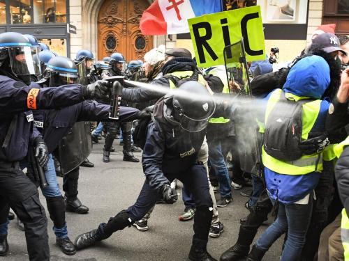  فیلم/ زد و خورد پلیس فرانسه با معترضان