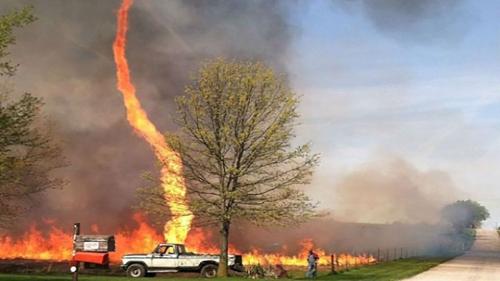 گردبادی عجیب از دود آتش سوزی در آمریکا!+ فیلم