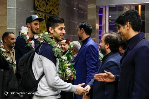 بازگشت ملی پوشان والیبال به ایران/ حضور معاونان و مدیران بانک گردشگری در مراسم استقبال