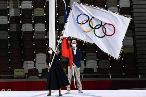 پرچم المپیک به شهردار پاریس سپرده شد