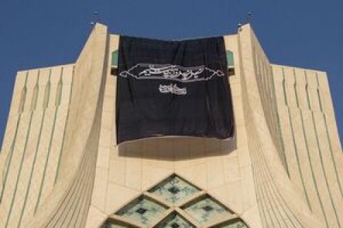 برج آزادی تهران سیاه‌پوش ایام عزاداری امام حسین(ع) شد