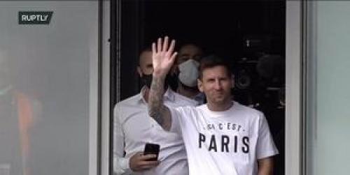  مسی در فرودگاه پاریس و ابراز احساسات هواداران پاری سن ژرمن 