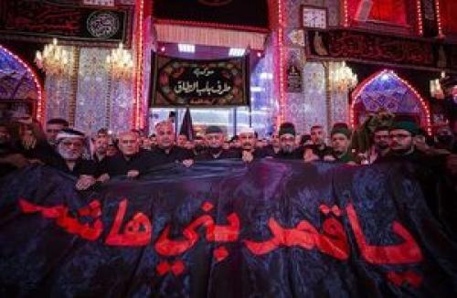 اهدای پرچم حرم حضرت عباس (ع) به موکب‌های حسینی +عکس
