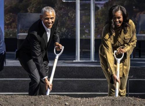 عکس/ اوباما و همسرش در حال بیل زدن