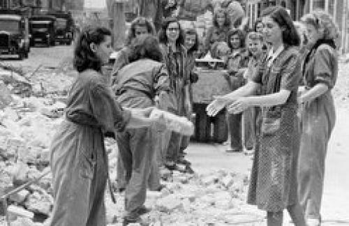  احیای آلمان پس از جنگ جهانی دوم به دست زنان آواربردار 