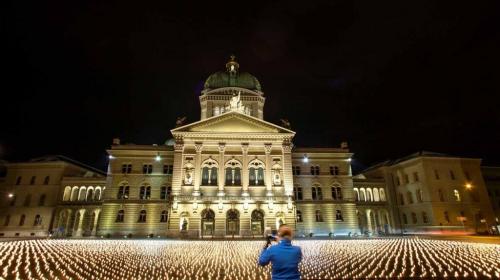  روشن کردن ۱۱ هزار شمع به یاد قربانیان کرونا