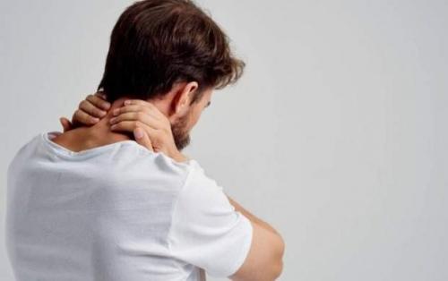 چند حرکت ساده برای تسکین درد گردن