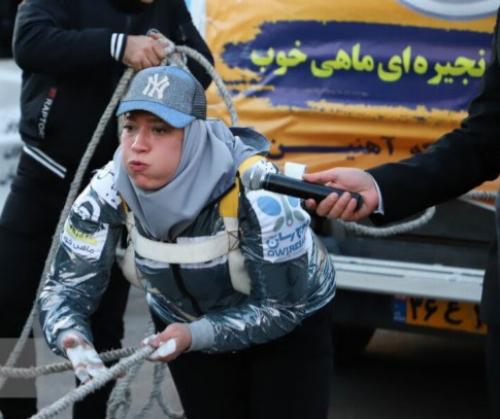  رکورد جهانی زن ایرانی با کشیدن کامیون ۱۷تنی