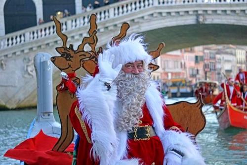 قایق‌سواری بابانوئل‌ها در ونیز ایتالیا +عکس 
