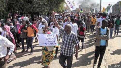 درگیری معترضان و نیروهای امنیتی سودان در خیابان کاخ ریاست‌جمهوری