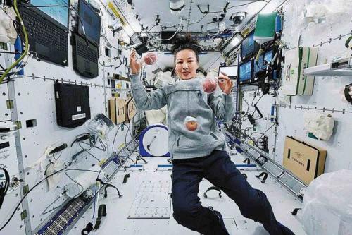  جشن فضانوردان چینی در فضا