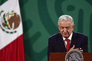 مجسمه رئیس جمهور مکزیک سرنگون شد